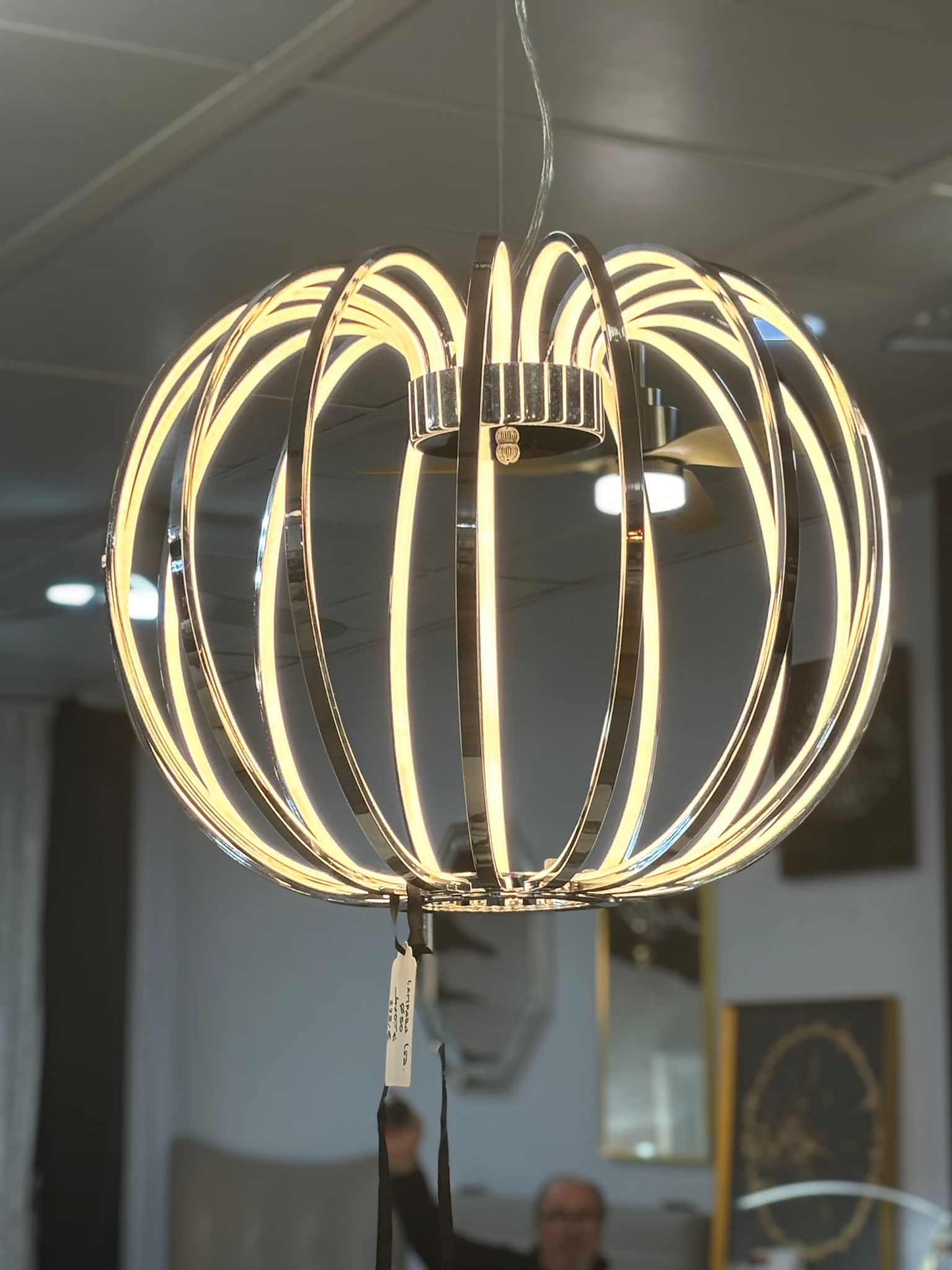Lámpara en el showroom de Dama Divano