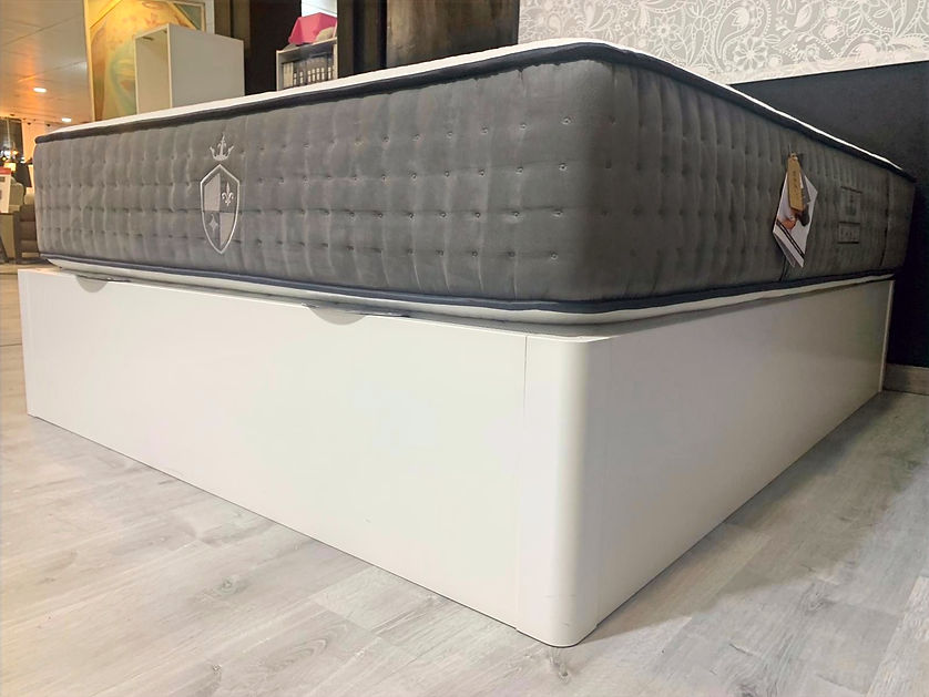 Cama tapizada en Dama Divano