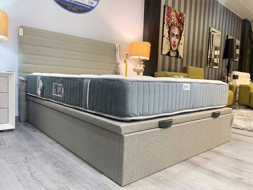Cama en el showroom de Dama Divano
