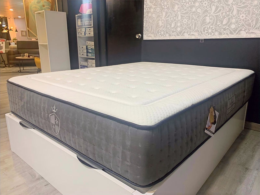 Dormitorio expuesto en la tienda Dama Divano