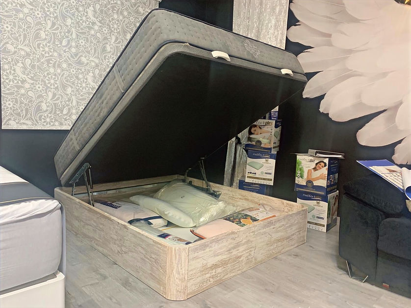 Cama tapizada en Dama Divano