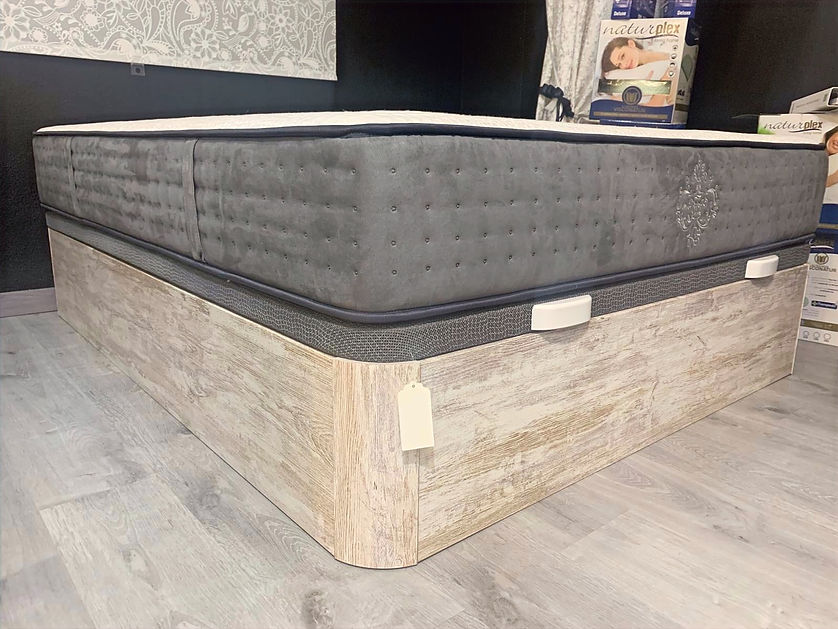 Cama en el showroom de Dama Divano